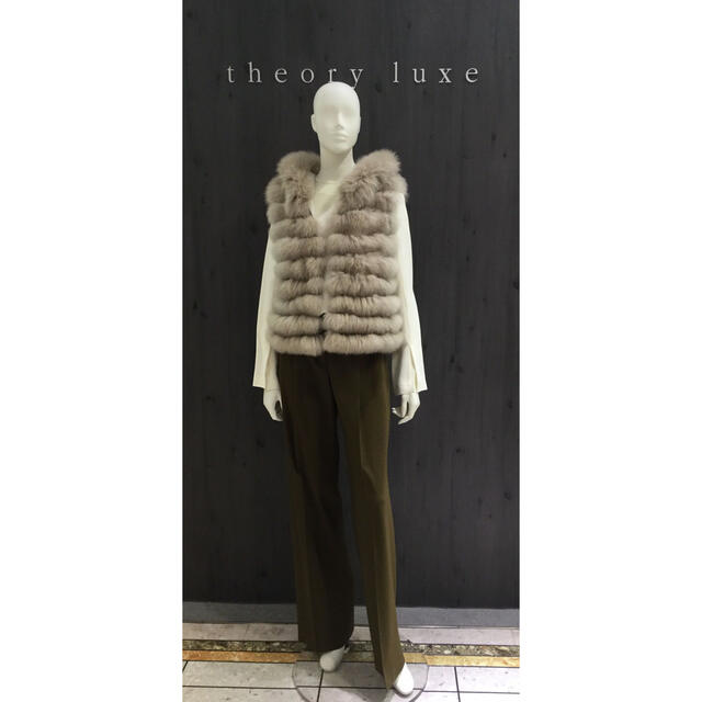 theory(セオリー)のTheory luxe フォックスファージレ 定価約8.7万円 レディースのジャケット/アウター(毛皮/ファーコート)の商品写真