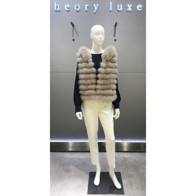 theory(セオリー)のTheory luxe フォックスファージレ 定価約8.7万円 レディースのジャケット/アウター(毛皮/ファーコート)の商品写真