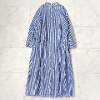 ニジュウサンク(23区)の極美品　21ss 23区　ストライプ　ロングシャツワンピース　青×白　シルク混(ロングワンピース/マキシワンピース)