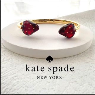 ケイトスペードニューヨーク(kate spade new york)の未使用 ケイトスペード いちご バングル(ブレスレット/バングル)