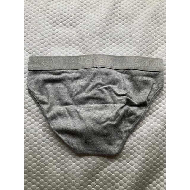 Calvin Klein(カルバンクライン)のカルバンクライン ボディ ヒップブリーフ Mサイズ 色 グレー メンズのアンダーウェア(その他)の商品写真