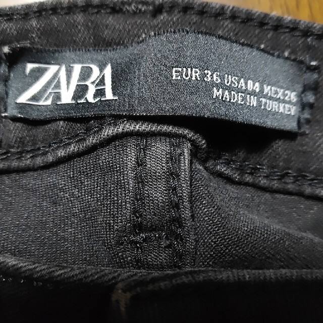 ZARA(ザラ)の黒デニム　脇ビジュー付 レディースのパンツ(スキニーパンツ)の商品写真