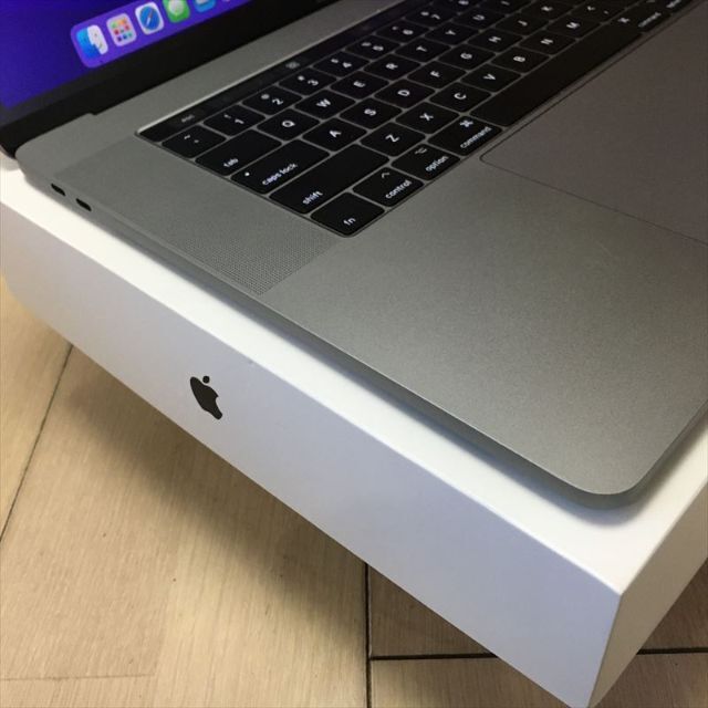 395) Apple MacBook Pro15インチ 2017-1TB