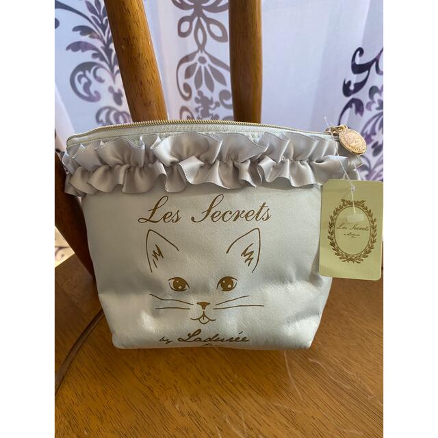 LADUREE(ラデュレ)のラデュレ♡猫柄マチありポーチ・猫好きには、たまらないフリル付き　裏地付き ハンドメイドのファッション小物(ポーチ)の商品写真