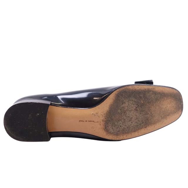 Salvatore Ferragamo(サルヴァトーレフェラガモ)のサルヴァトーレ フェラガモ パンプス ヴァラ エナメルレザー 5C グリーン レディースの靴/シューズ(ハイヒール/パンプス)の商品写真