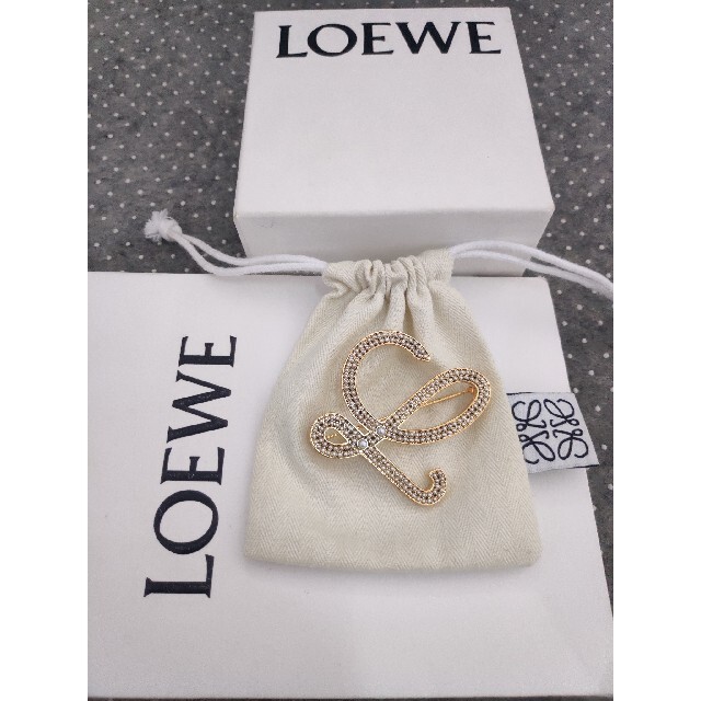 一部予約販売】 LOEWE - 【大人気】ロエベ☆ 人気ブローチ 真珠 ほぼ未