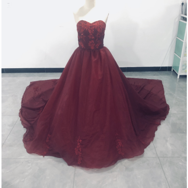 ワインレッドカラードレス　深い赤色　ベアトップ　トレーン　結婚式レディース