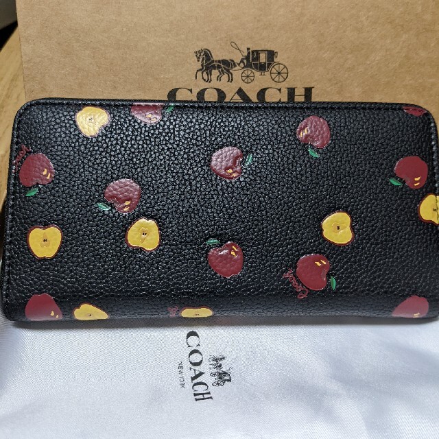 COACH(コーチ)のCOACH  長財布　ラウンドファスナー　りんご黒 レディースのファッション小物(財布)の商品写真