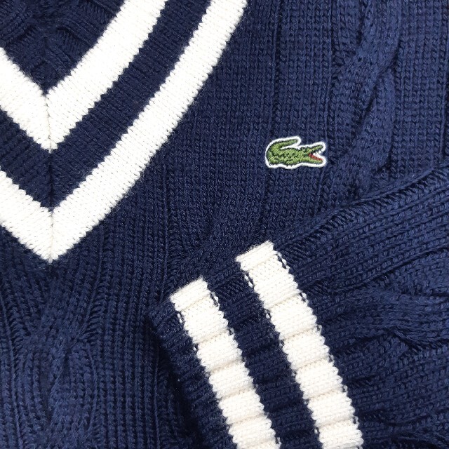 LACOSTE(ラコステ)の【美品】ラコステ チルデン ニット ケーブル編み Vネック セーター 紺×白 M メンズのトップス(ニット/セーター)の商品写真