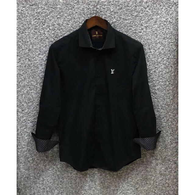 LOUIS VUITTON - VUITTON 黒シャツの通販 by ぱんだ|ルイ LOUIS VUITTON - VUITTON 黒シャツの通販 by ぱんだ|ルイ