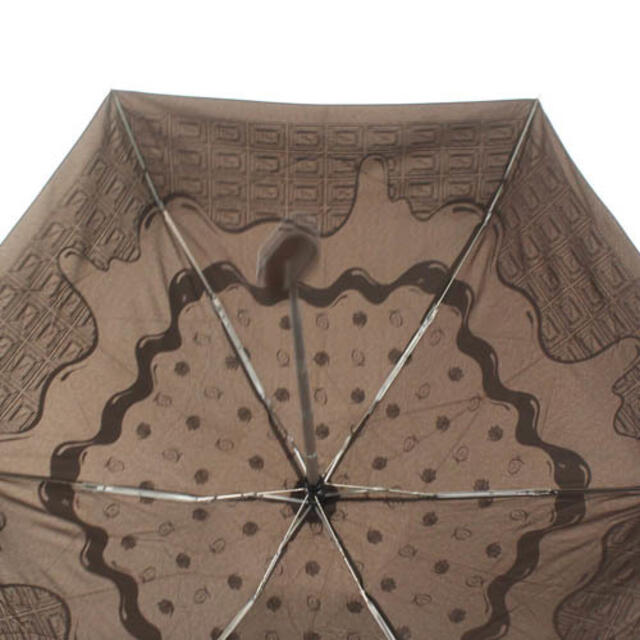 Q-pot.(キューポット)のキューポット 折りたたみ傘 チョコレート柄 雨傘 ロゴ 総柄 茶色 レディースのファッション小物(傘)の商品写真