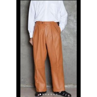 コモリ(COMOLI)のNEAT LAMB LEATHER PANTS TARPERED(スラックス)