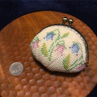 ハンドメイド Campanula(カンパニュラ・釣鐘草)のビーズのがま口 白(財布)