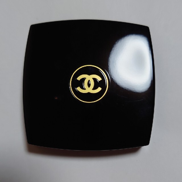 CHANEL(シャネル)の【中古】レキャトルオンブル/シャネル/No5 コスメ/美容のベースメイク/化粧品(アイシャドウ)の商品写真