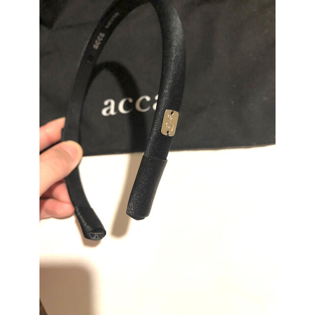 【美品】acca サテンカチューシャ　黒　ブラック