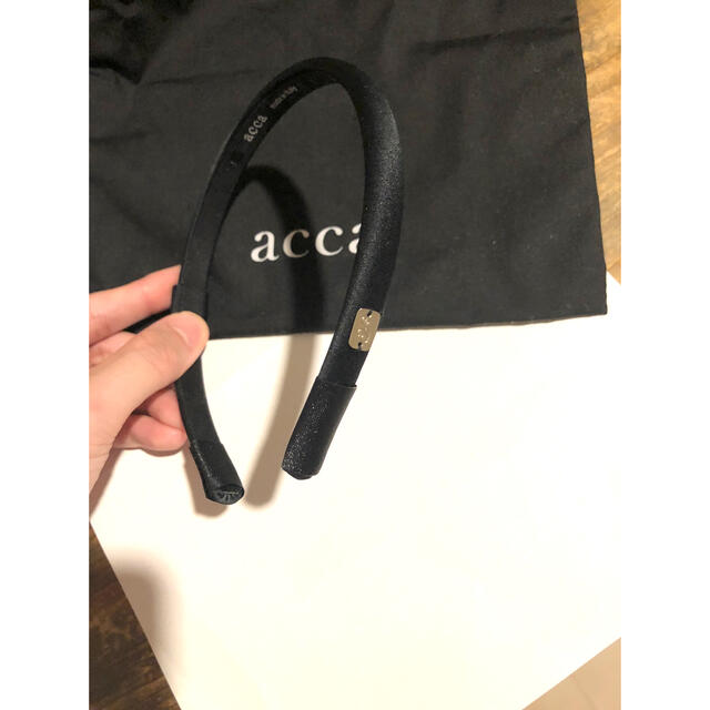 acca(アッカ)の【美品】acca サテンカチューシャ　黒　ブラック レディースのヘアアクセサリー(カチューシャ)の商品写真