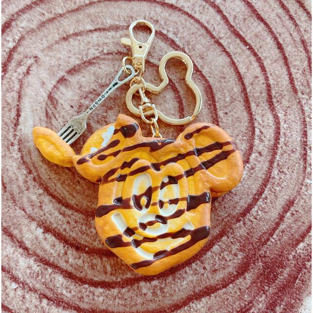 ワッフルクッキーサンドキーホルダー ハンドメイドのアクセサリー(キーホルダー/ストラップ)の商品写真