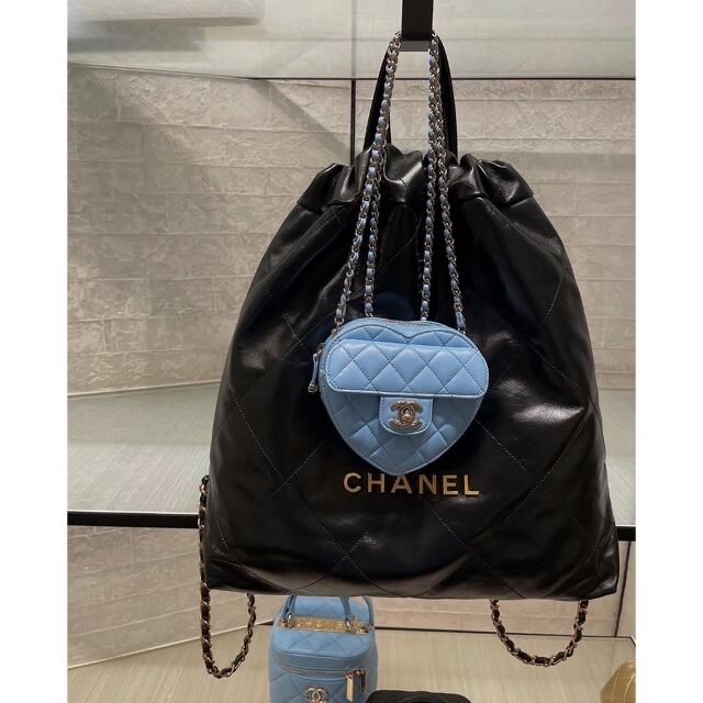 CHANEL(シャネル)の新品　CHANEL ハート　チェーン　クラッチバッグ　ブルー レディースのバッグ(クラッチバッグ)の商品写真