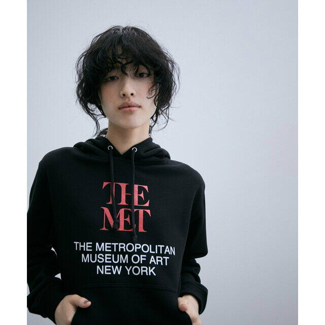 【ブラック（01）】THE MET x ADAM LOGO SWEAT