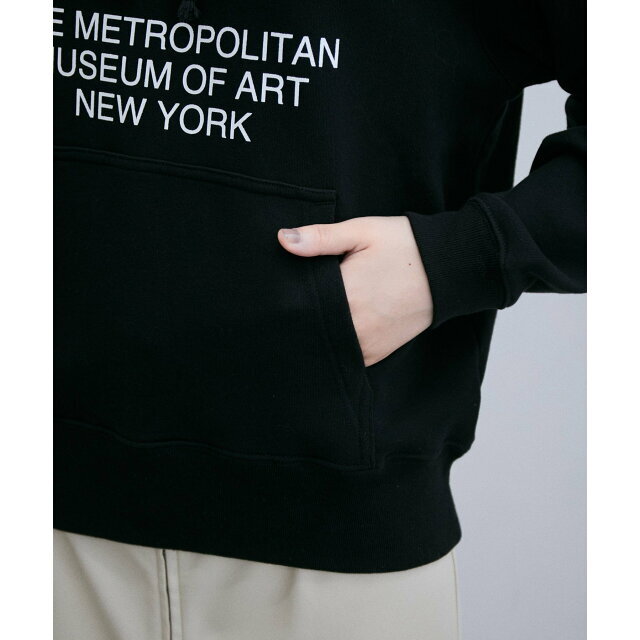 【ブラック（01）】THE MET x ADAM LOGO SWEAT 8