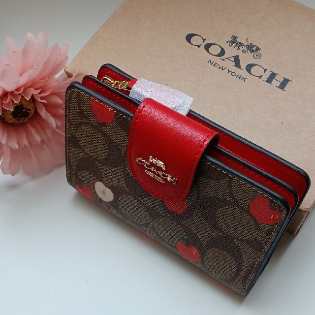 新品未使用　COACH　コーチ　人気★二つ折り財布　可愛いりんご柄