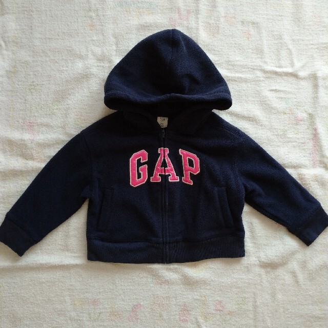 babyGAP(ベビーギャップ)のGAP ロゴフリースパーカー キッズ/ベビー/マタニティのキッズ服女の子用(90cm~)(ジャケット/上着)の商品写真