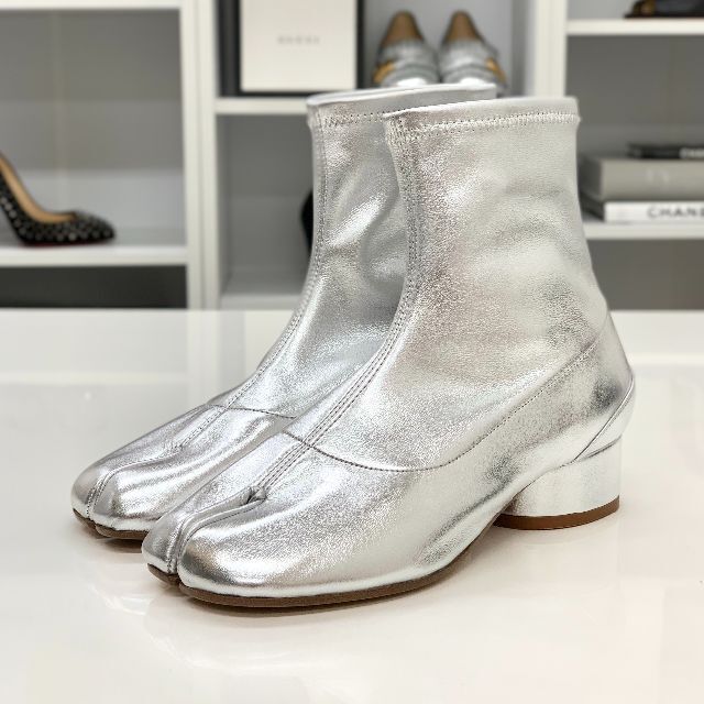 Maison Martin Margiela(マルタンマルジェラ)の4335 未使用 メゾンマルジェラ 足袋 レザー ショートブーツ シルバー レディースの靴/シューズ(ブーツ)の商品写真