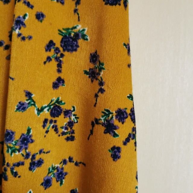 GU(ジーユー)のGU サテンスカート 花柄 イエロー レディースのスカート(ロングスカート)の商品写真