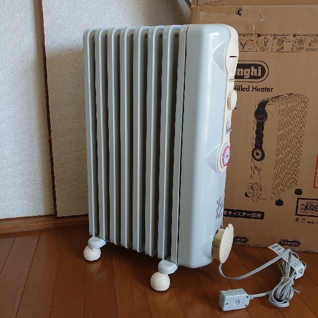 DeLonghi(デロンギ)のデロンギ オイルヒーター 1200W JR0812-CR ホワイト＋クリーム スマホ/家電/カメラの冷暖房/空調(オイルヒーター)の商品写真