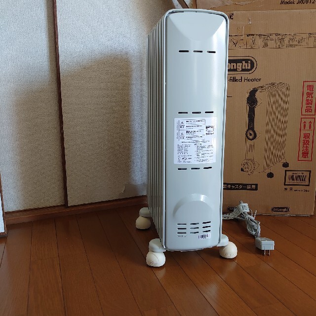 DeLonghi(デロンギ)のデロンギ オイルヒーター 1200W JR0812-CR ホワイト＋クリーム スマホ/家電/カメラの冷暖房/空調(オイルヒーター)の商品写真