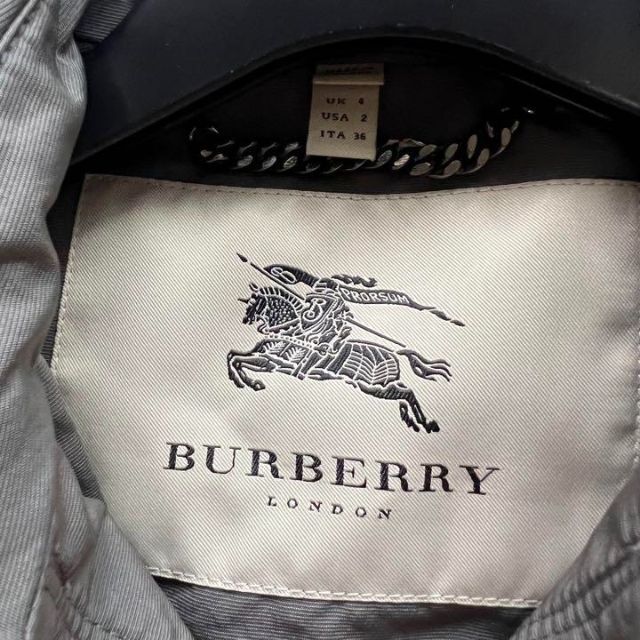 BURBERRY(バーバリー)の【美品】BURBERRY LONDON ティアードトレンチコート カーキ 襟 レディースのジャケット/アウター(トレンチコート)の商品写真