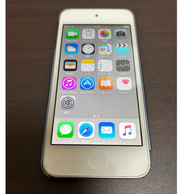 iPod touch(アイポッドタッチ)のiPod Touch 第5世代 32GB MD720J/A ホワイト＆シルバー  スマホ/家電/カメラのオーディオ機器(ポータブルプレーヤー)の商品写真