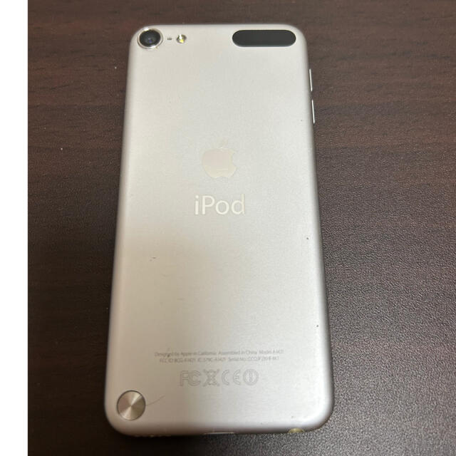 iPod touch(アイポッドタッチ)のiPod Touch 第5世代 32GB MD720J/A ホワイト＆シルバー  スマホ/家電/カメラのオーディオ機器(ポータブルプレーヤー)の商品写真