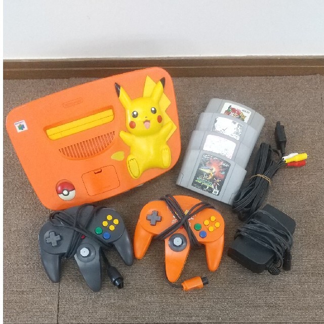 NINTENDO 64(ニンテンドウ64)の◎ Nintendo64 本体 ピカチュウver オレンジ×黄色 ソフト4本付き エンタメ/ホビーのゲームソフト/ゲーム機本体(家庭用ゲーム機本体)の商品写真