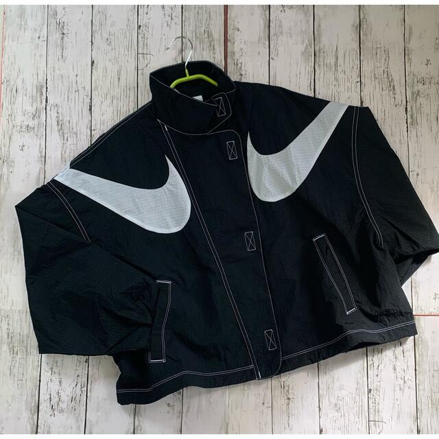 NIKE(ナイキ)のナイキ　NIKE ウーブンジャケット ビッグスウッシュ レディース　DR6133 レディースのジャケット/アウター(ブルゾン)の商品写真