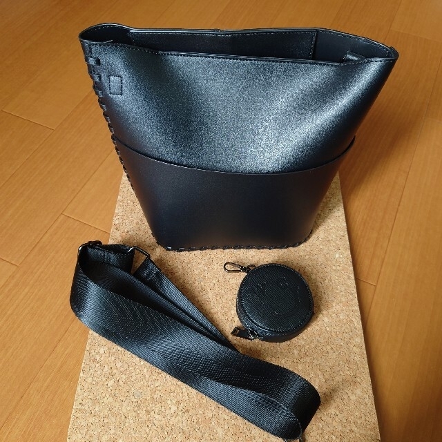 かがりステッチショルダーバッグ　黒 レディースのバッグ(ショルダーバッグ)の商品写真