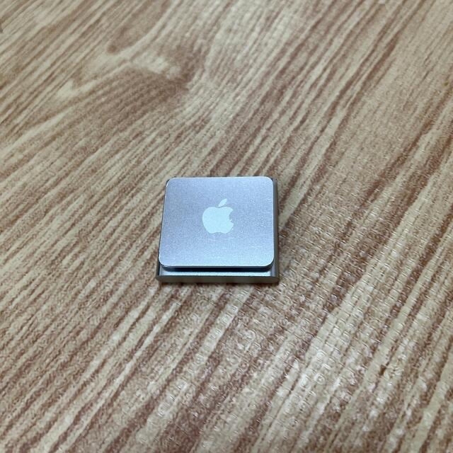 iPod(アイポッド)のiPod shuffle 4世代　2GB シルバー スマホ/家電/カメラのオーディオ機器(ポータブルプレーヤー)の商品写真