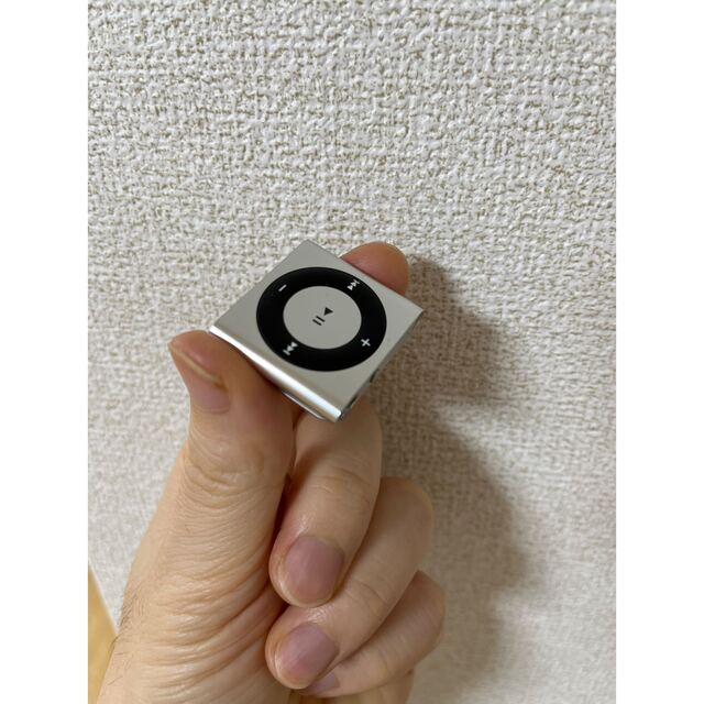 iPod(アイポッド)のiPod shuffle 4世代　2GB シルバー スマホ/家電/カメラのオーディオ機器(ポータブルプレーヤー)の商品写真