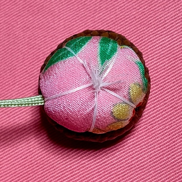 サ お花の根付け うめ縫い 生地と紐は正絹 ハンドメイドのアクセサリー(キーホルダー/ストラップ)の商品写真
