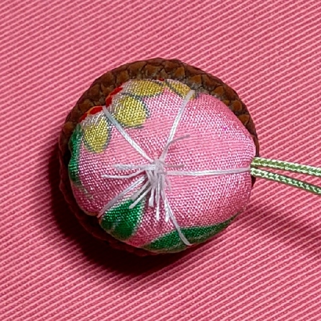 サ お花の根付け うめ縫い 生地と紐は正絹 ハンドメイドのアクセサリー(キーホルダー/ストラップ)の商品写真