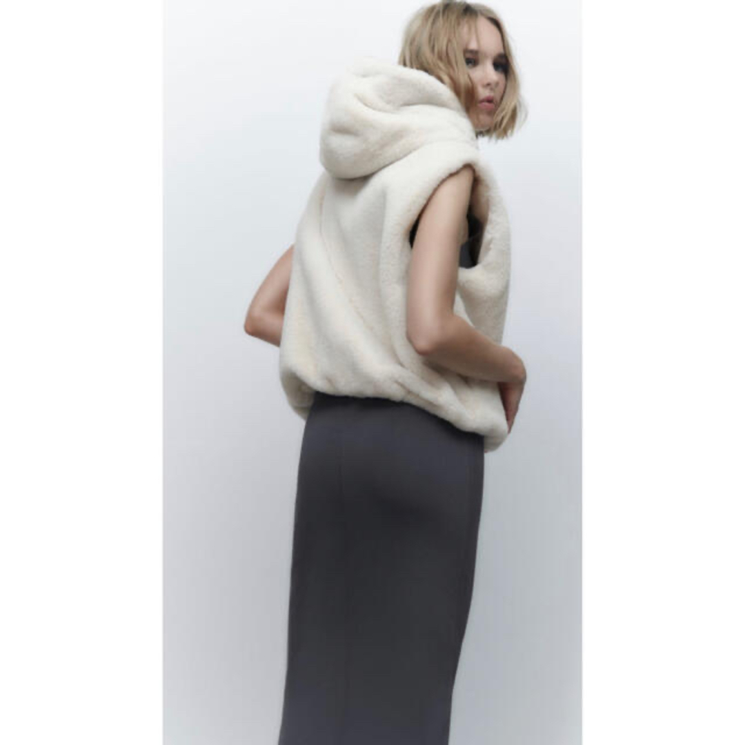 ZARA - 【新品】タグ付き フード付き フェイクファーベスト XS ZARA - 【新品】タグ付き フード付き フェイクファーベスト XS