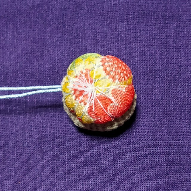 セ お花の根付け うめ縫い 生地と紐は正絹 ハンドメイドのアクセサリー(キーホルダー/ストラップ)の商品写真