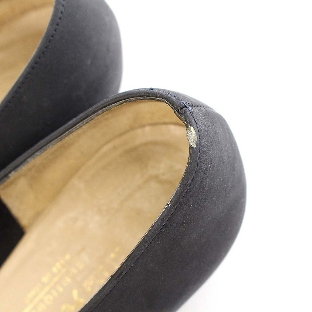Salvatore Ferragamo(サルヴァトーレフェラガモ)のサルヴァトーレフェラガモ ヴァラ パンプス スエード 24.5cm ネイビー レディースの靴/シューズ(ハイヒール/パンプス)の商品写真