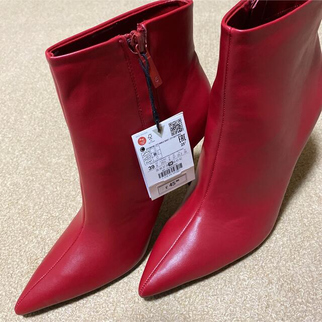 ZARA(ザラ)の【新品】ZARA 赤色 ショートブーツ レディースの靴/シューズ(ブーティ)の商品写真