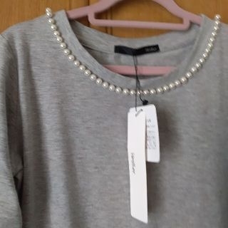 ヘザー(heather)の未使用タグ付き　ヘザー　衿ぐりパールカットソー　パール付き長袖Tシャツ(カットソー(長袖/七分))