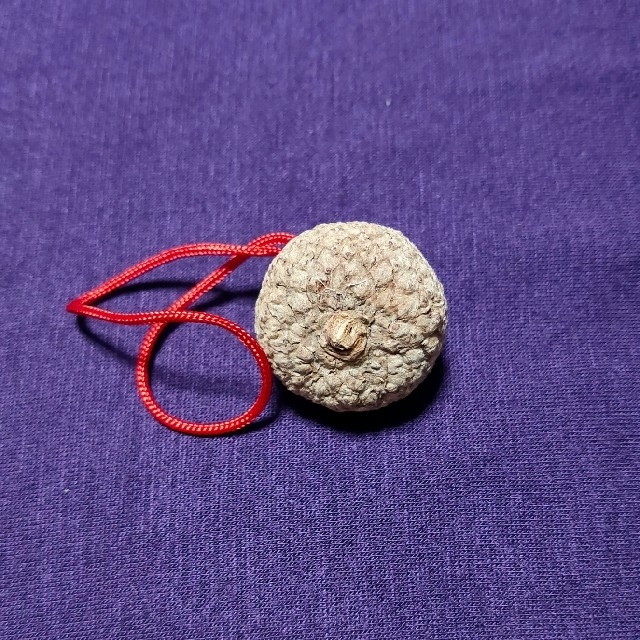 ノ   お花の根付け うめ縫い 生地は正絹 紐は綿 ハンドメイドのアクセサリー(キーホルダー/ストラップ)の商品写真