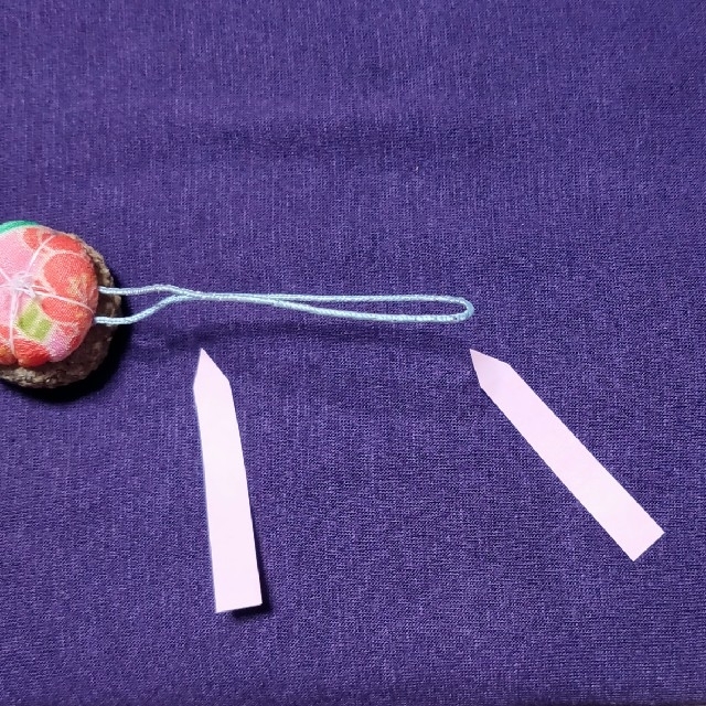 ヘ   お花の根付け うめ縫い 生地と紐は正絹 ハンドメイドのアクセサリー(キーホルダー/ストラップ)の商品写真
