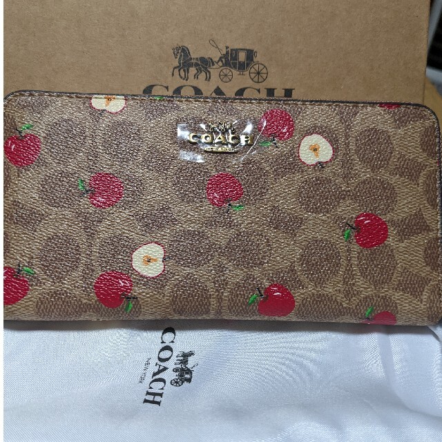 COACH(コーチ)のCOACH  長財布　シグネチャー　りんご レディースのファッション小物(財布)の商品写真