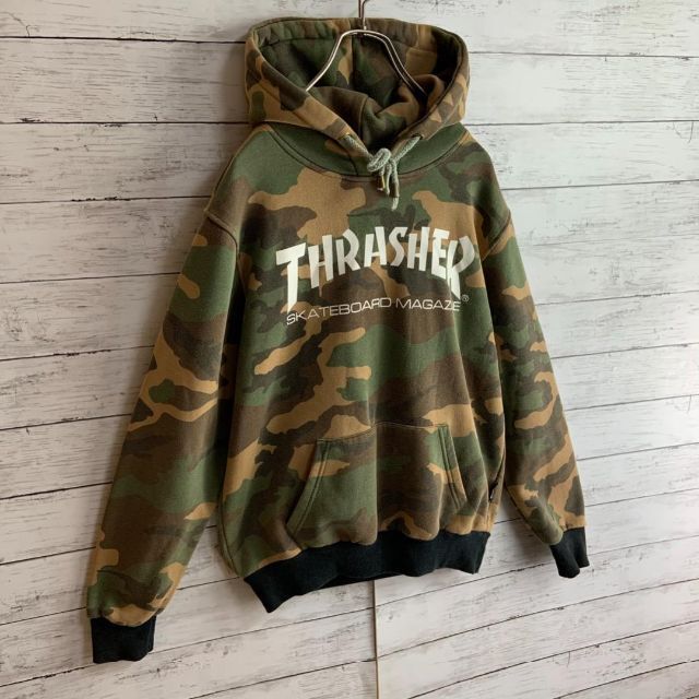 THRASHER(スラッシャー)の【両面プリント】スラッシャー カモフラ 迷彩柄　ビッグロゴ入りパーカー 希少 メンズのトップス(パーカー)の商品写真