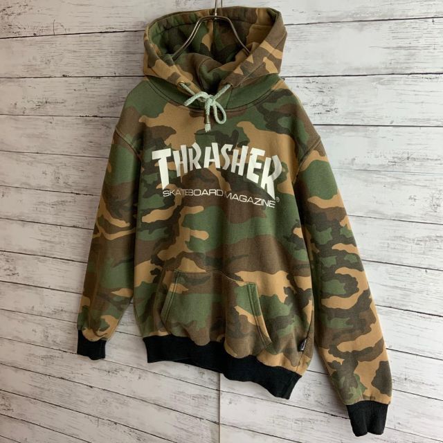 THRASHER(スラッシャー)の【両面プリント】スラッシャー カモフラ 迷彩柄　ビッグロゴ入りパーカー 希少 メンズのトップス(パーカー)の商品写真